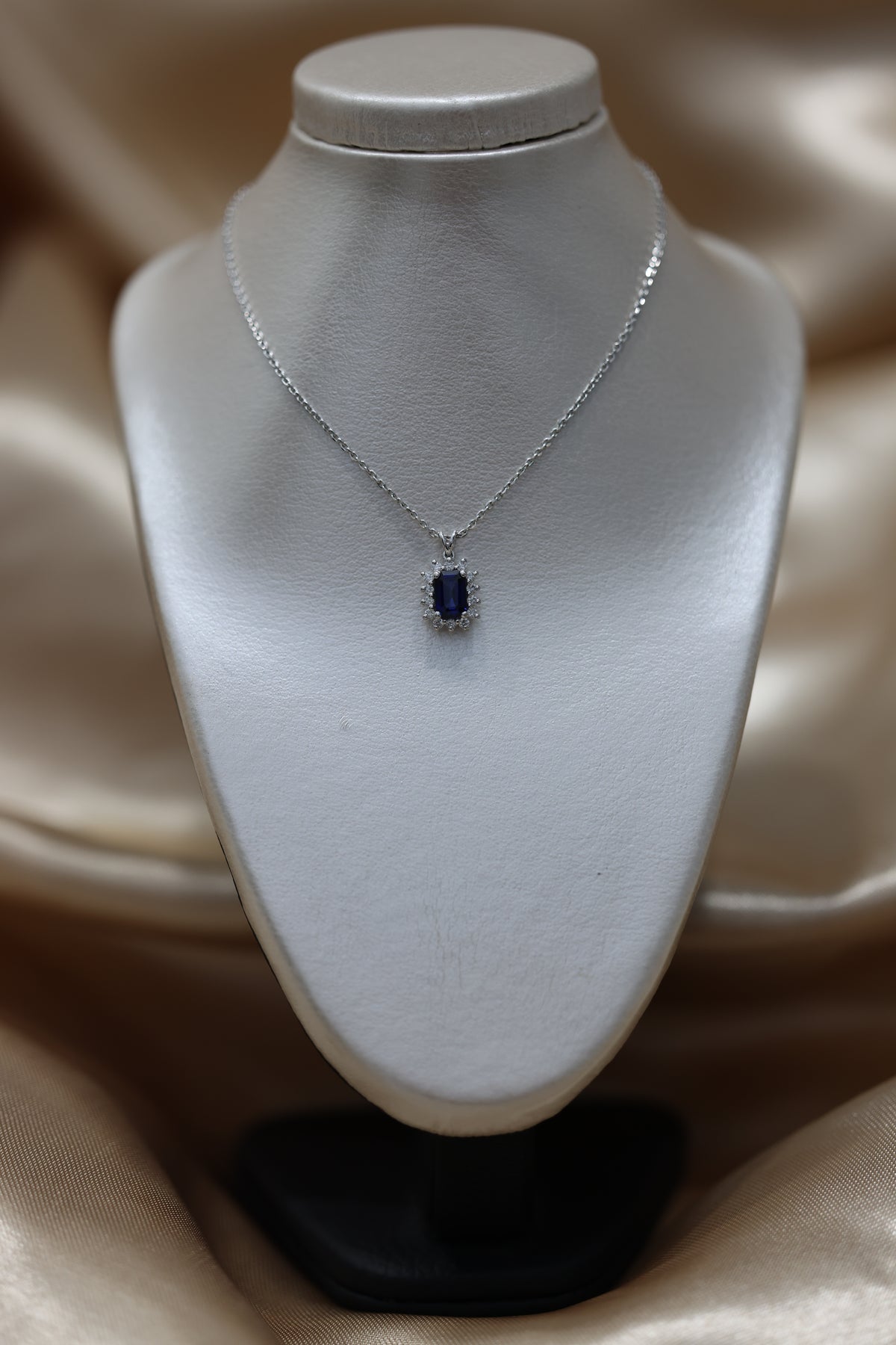 Sapphire and diamond pendant