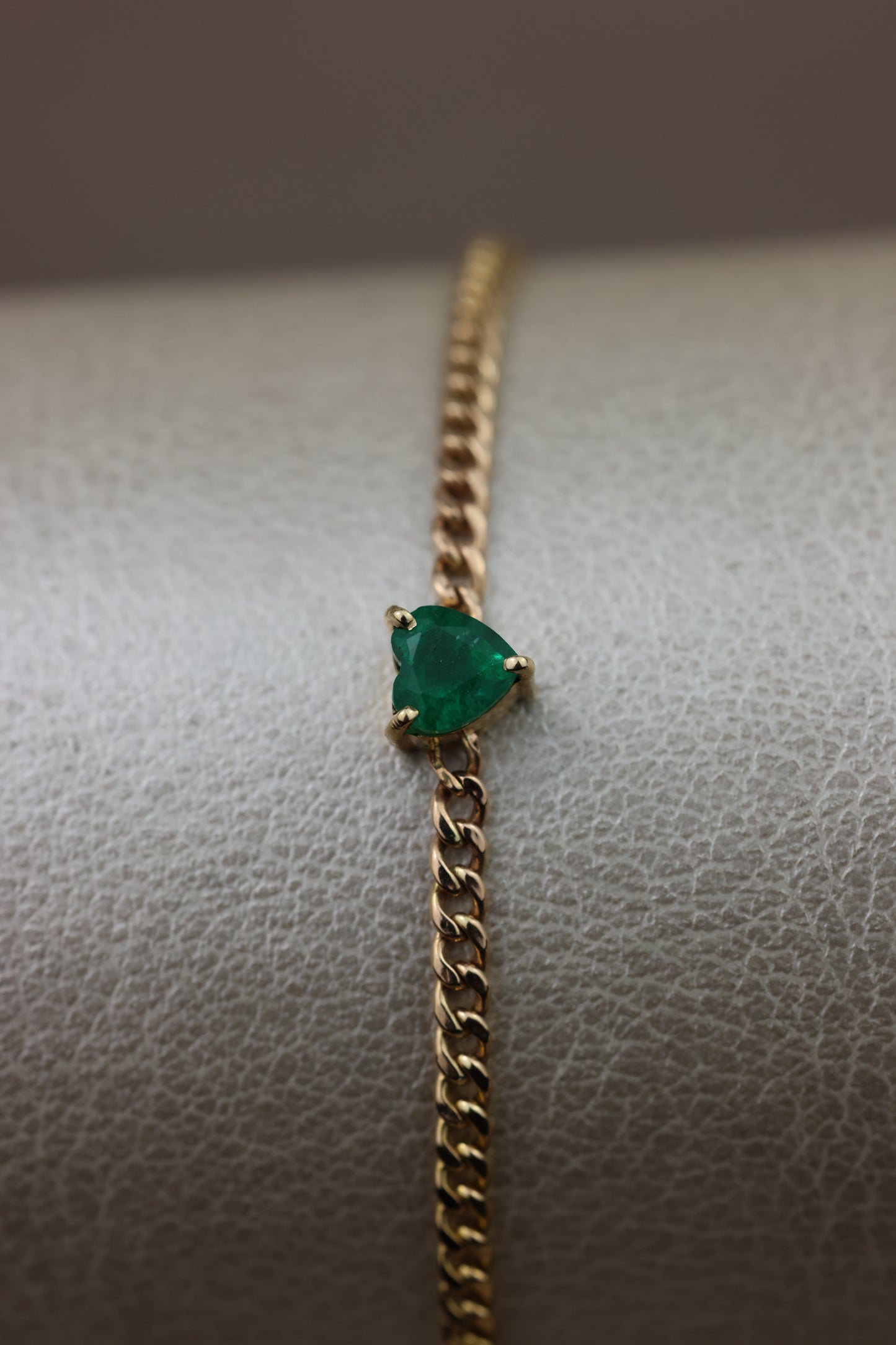Pulsera o/a tejido gourmet con corazón de esmeralda en el centro #3496
