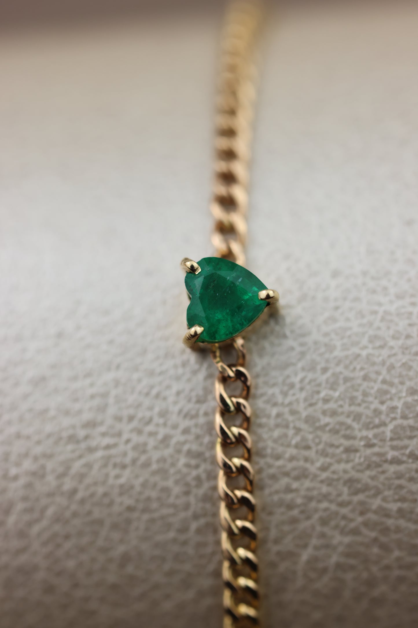 Pulsera o/a tejido gourmet con corazón de esmeralda en el centro #3496