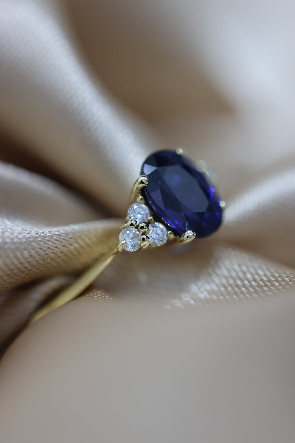 Sapphire ring with diamonds