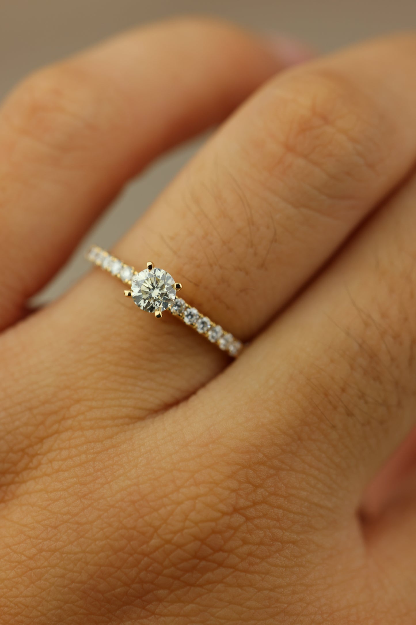 Diamond Ring - compromiso piedra central y pequeñas en banda #22170
