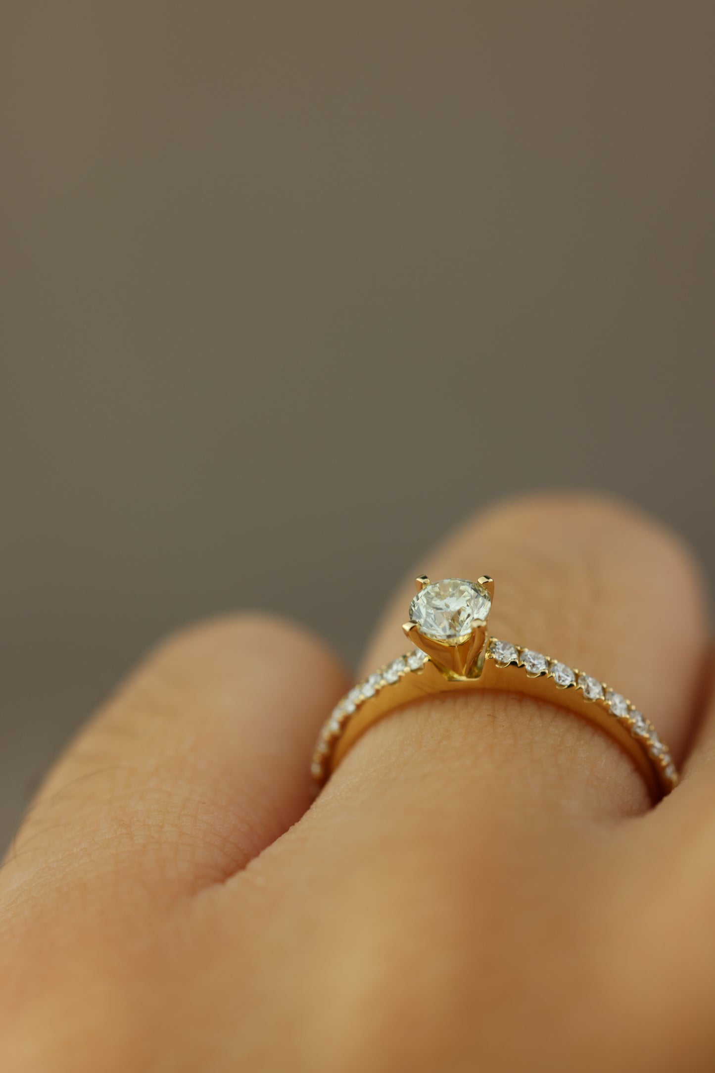 Diamond Ring - compromiso piedra central y pequeñas en banda #22170