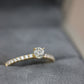 Diamond Ring - compromiso piedra central y pequeñas en banda #22170