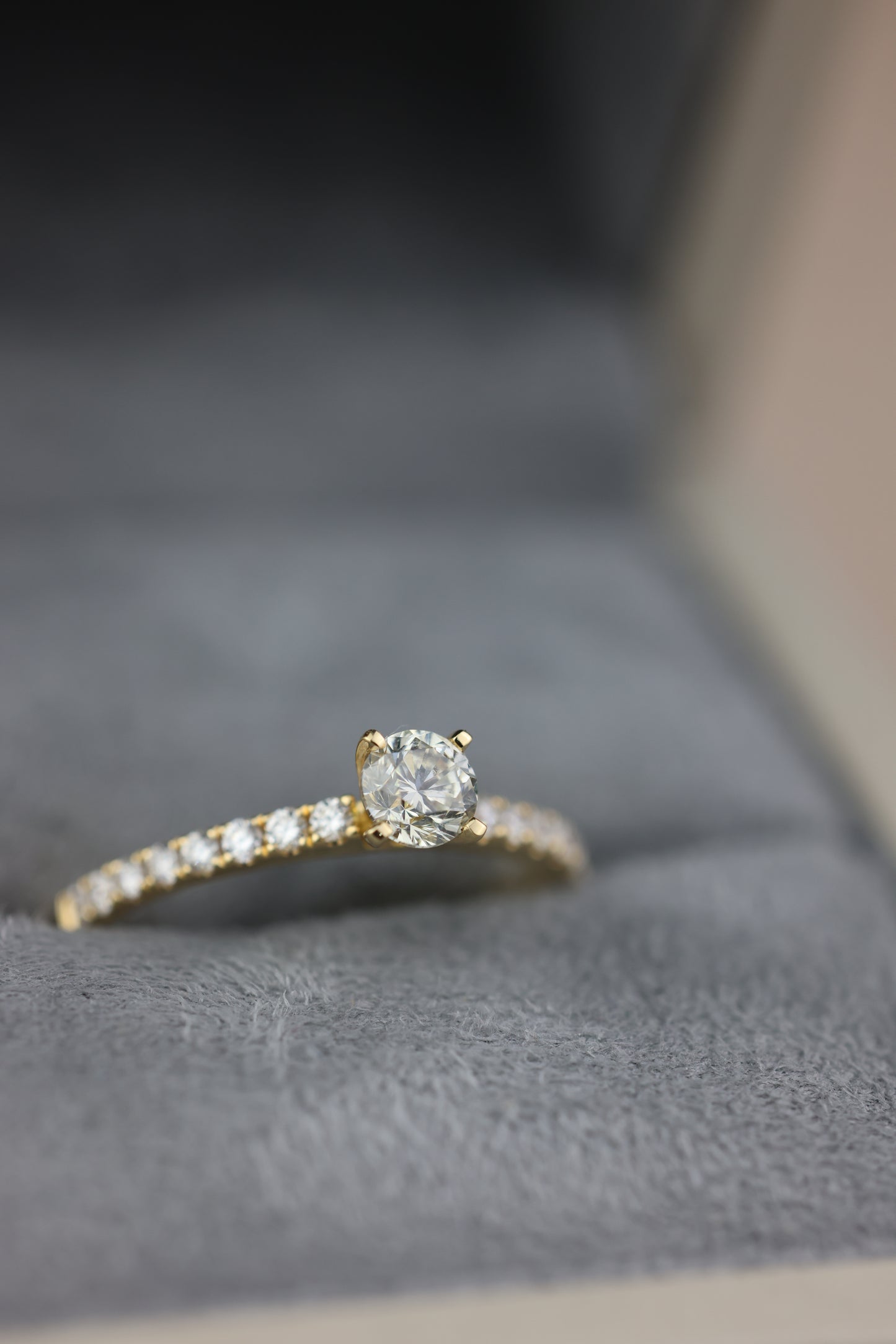 Diamond Ring - compromiso piedra central y pequeñas en banda #22170