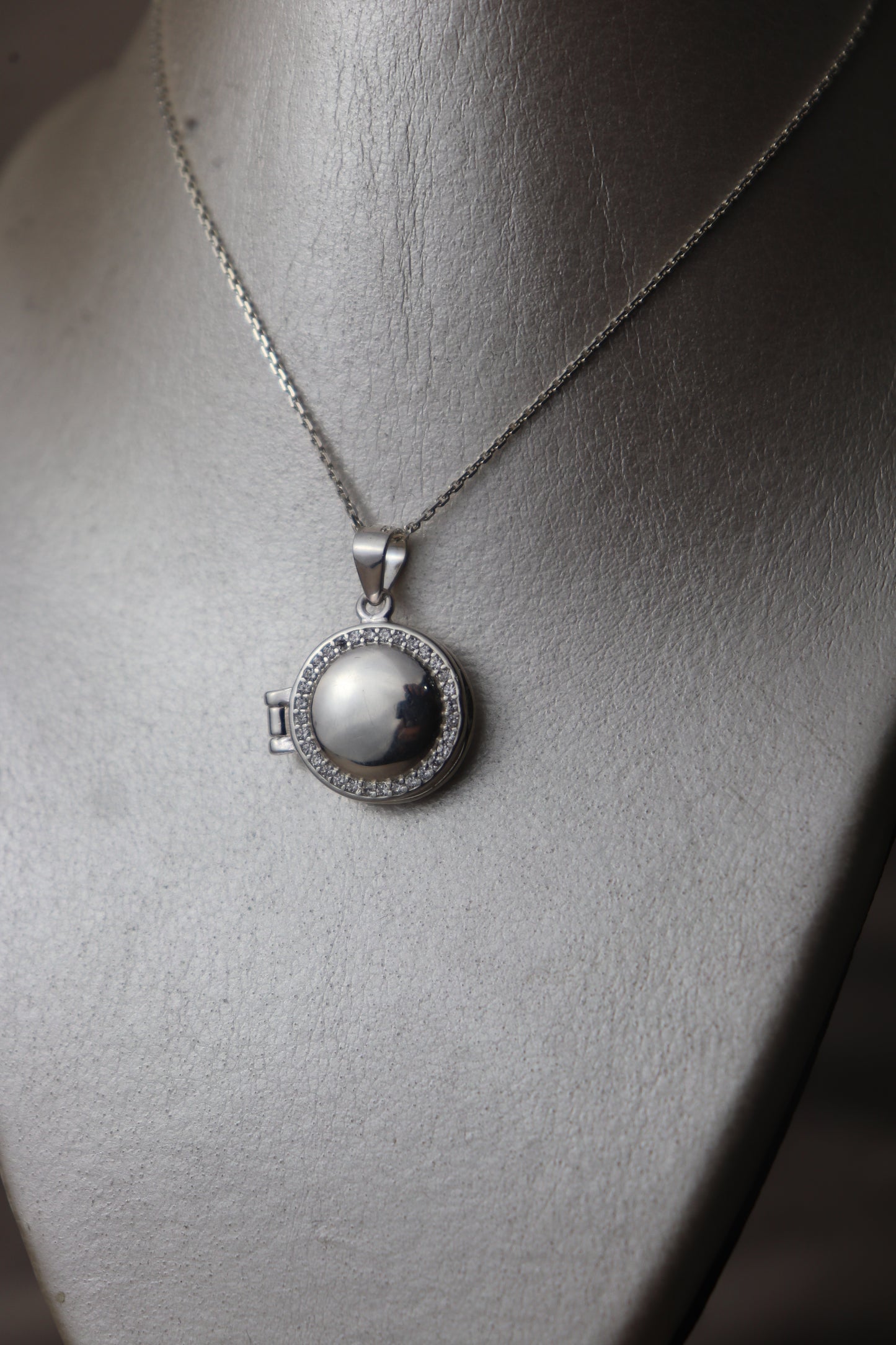 Dije relicario circular con circones personalizable #111