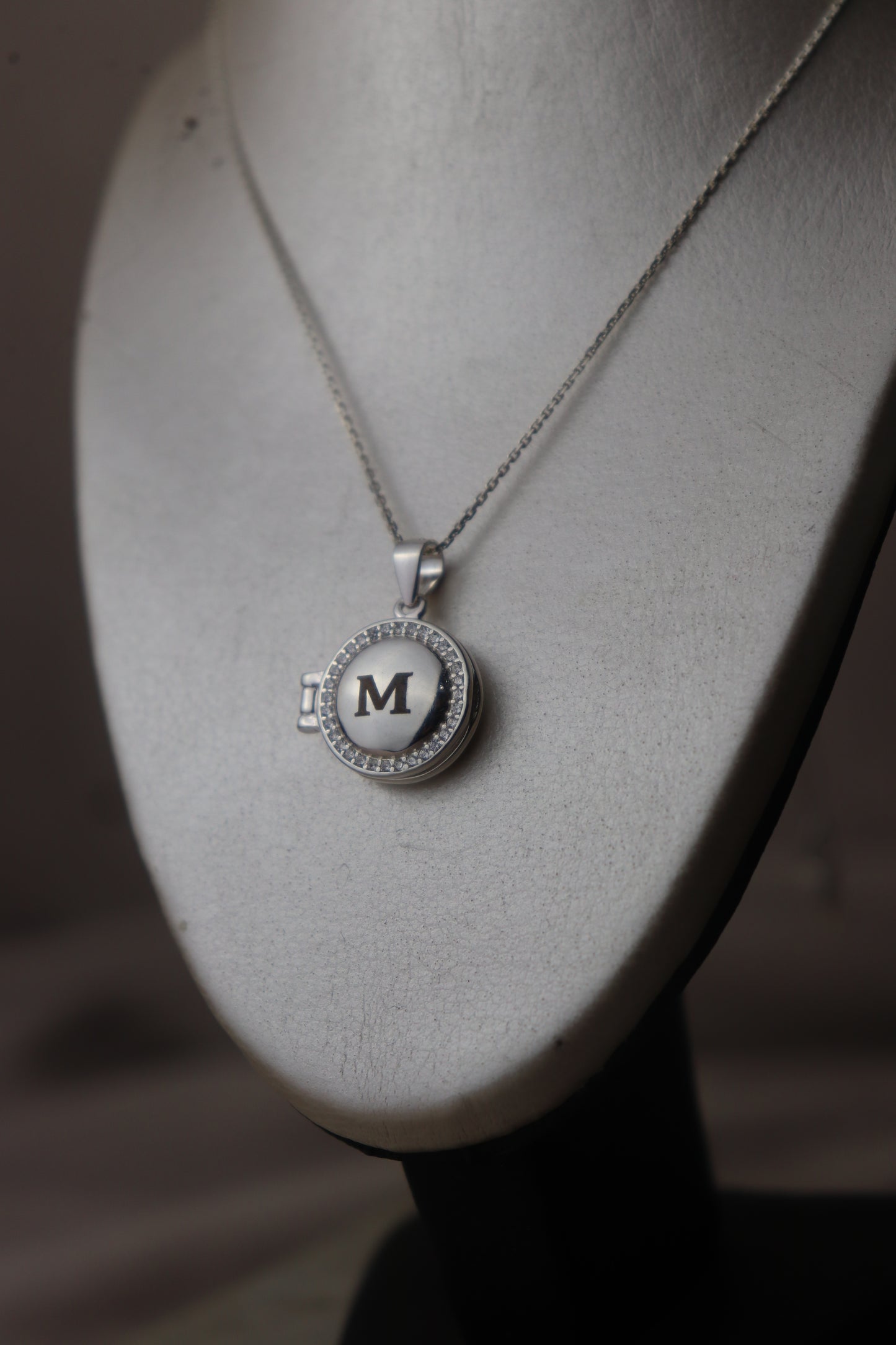 Dije relicario circular con circones personalizable #111