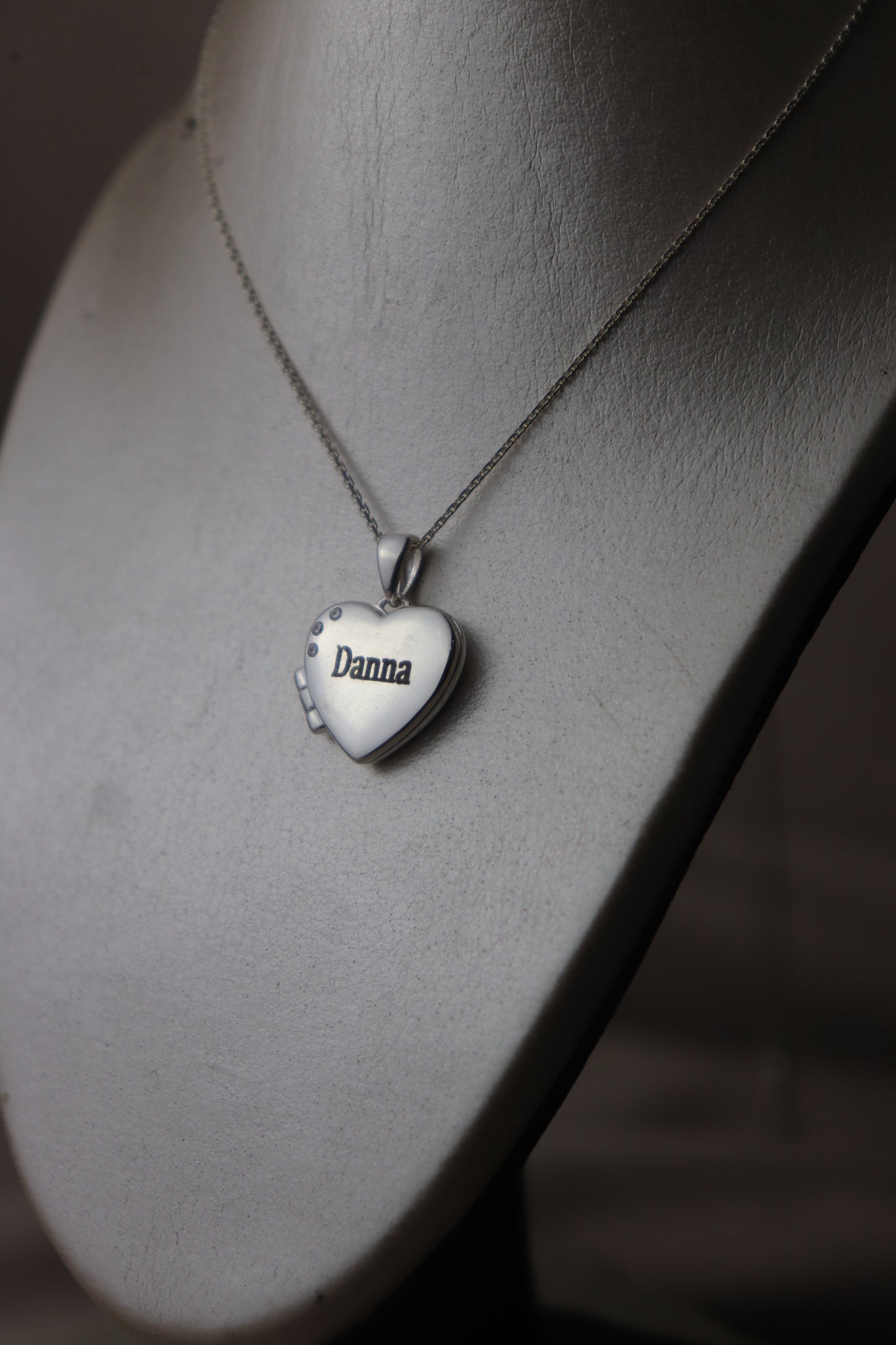 Dije relicario con forma de corazón personalizable #112