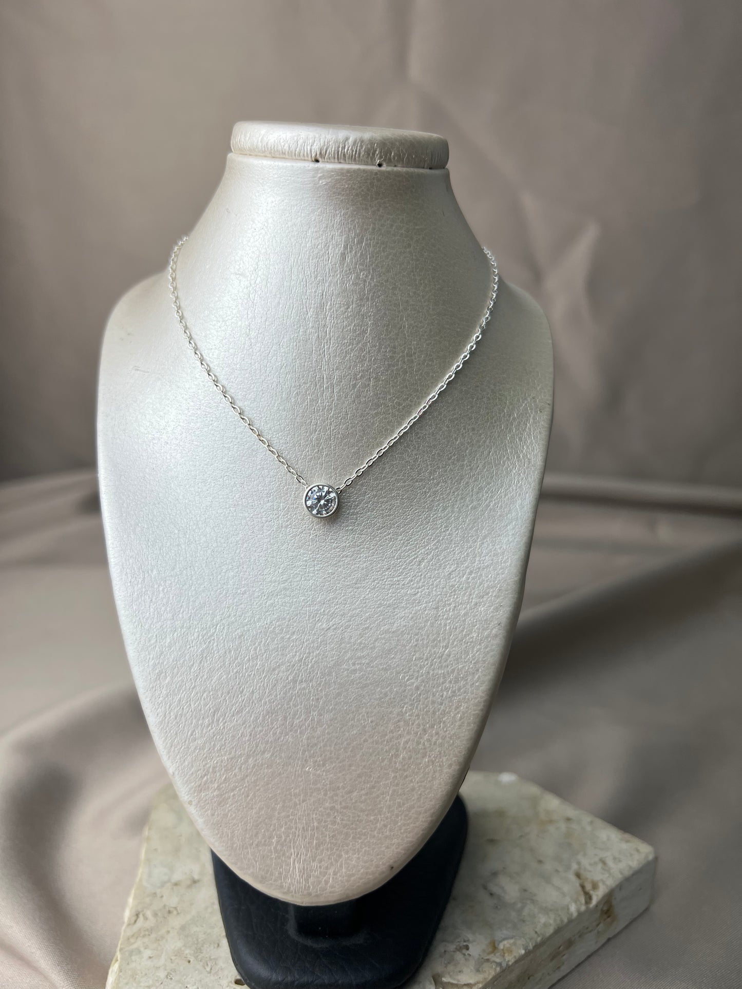 Collar con dije de circón blanco #121