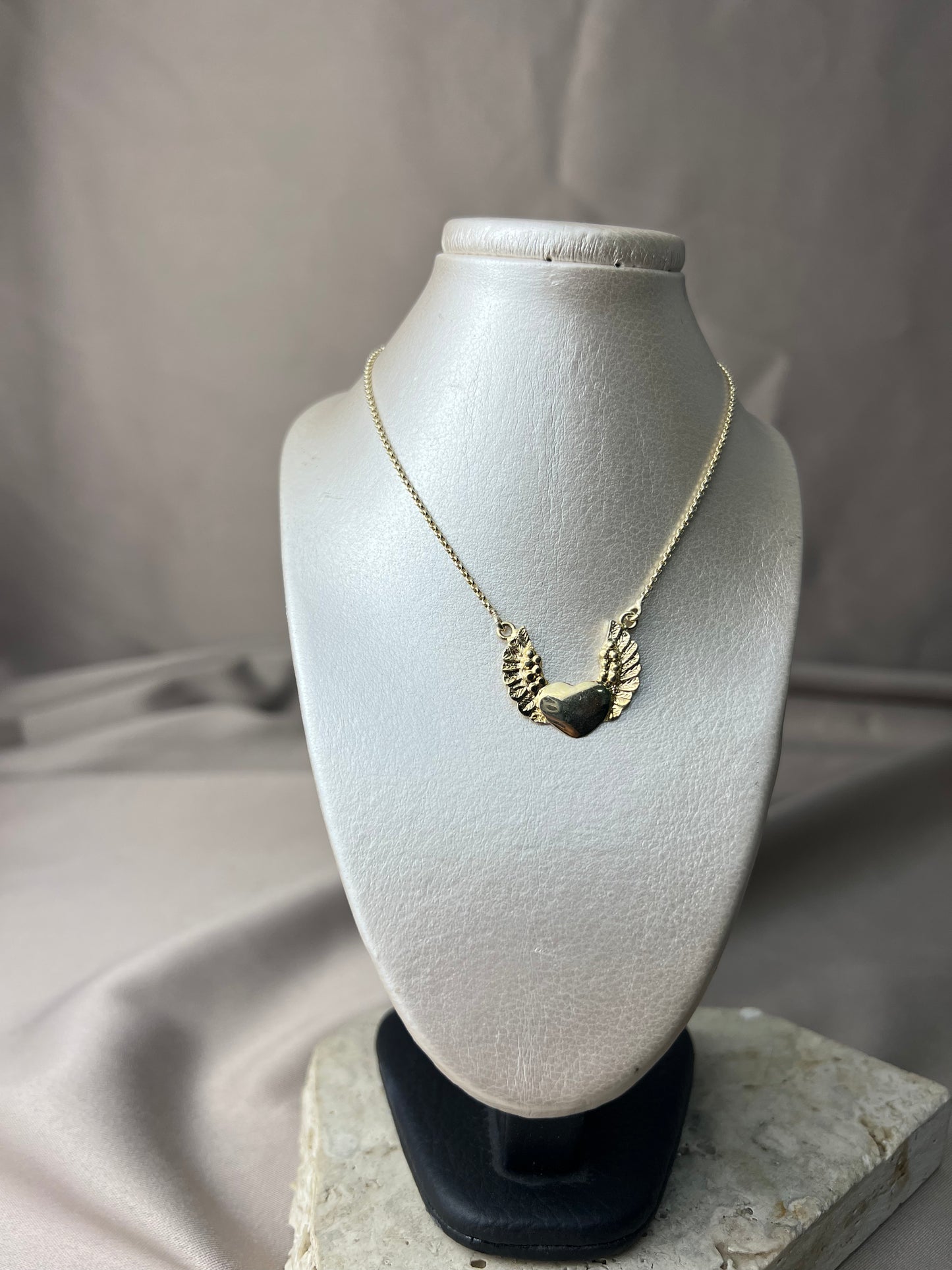 Collar con dije de corazón con alas #123