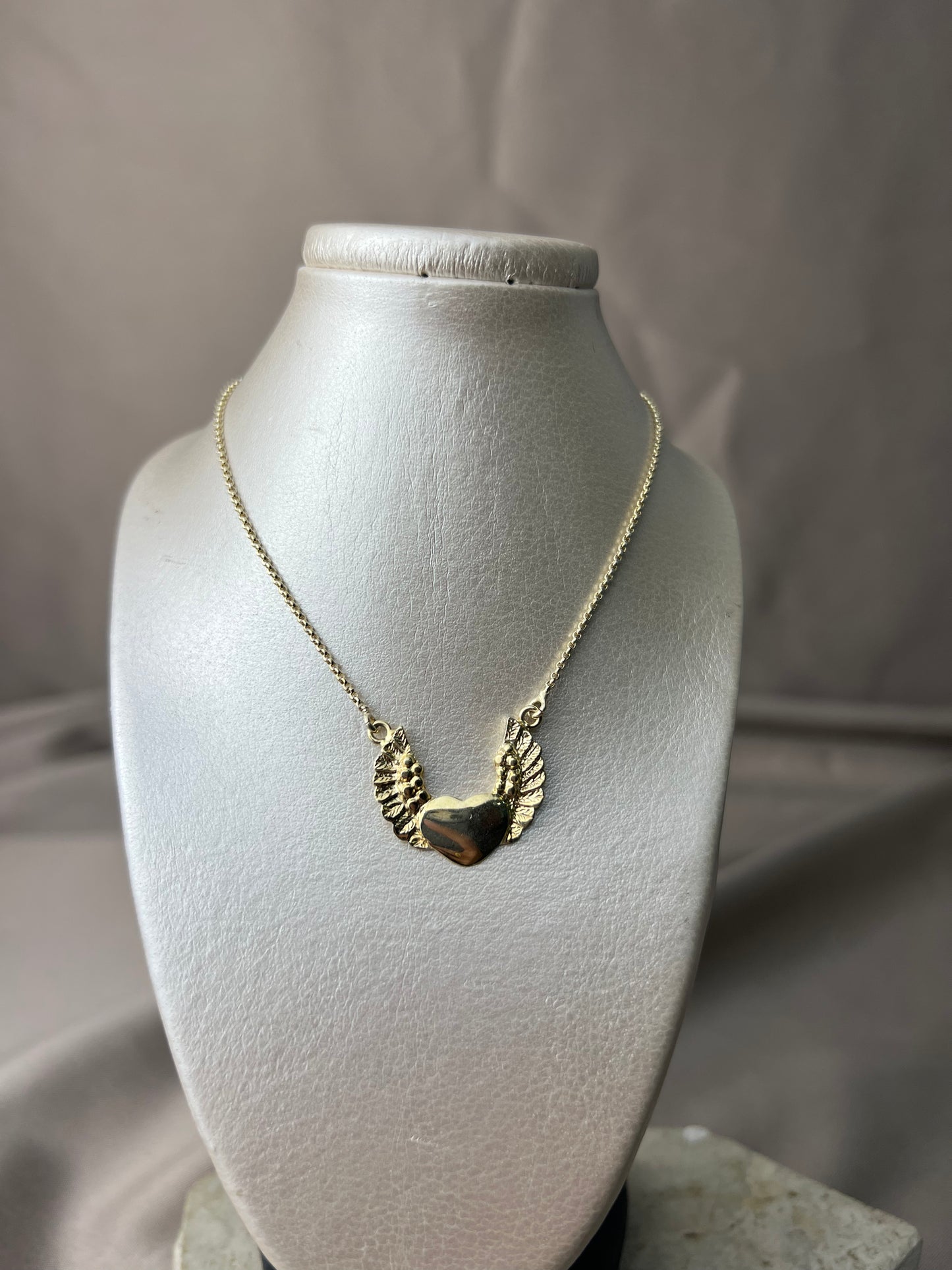 Collar con dije de corazón con alas #123