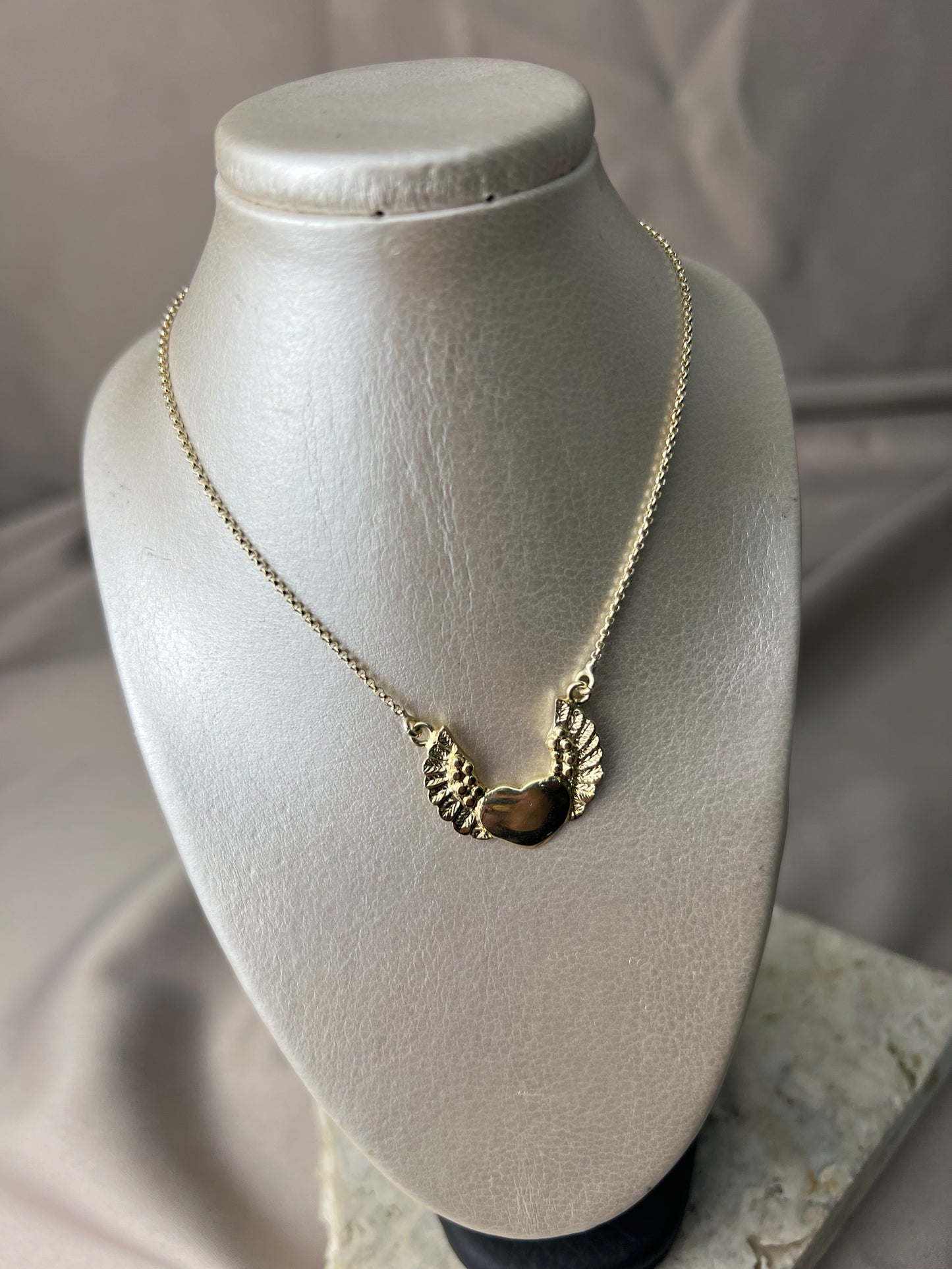 Collar con dije de corazón con alas #123