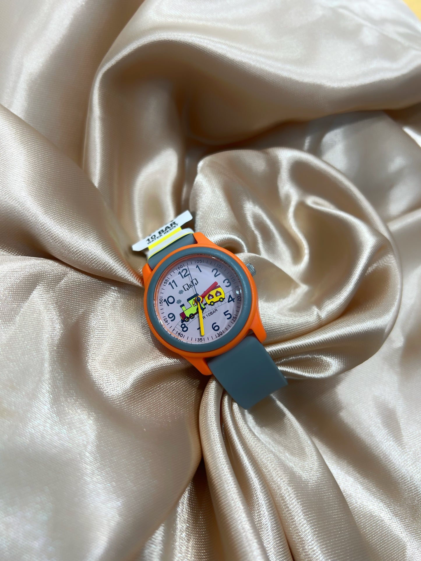 Reloj gris con detalles anaranjados #A63