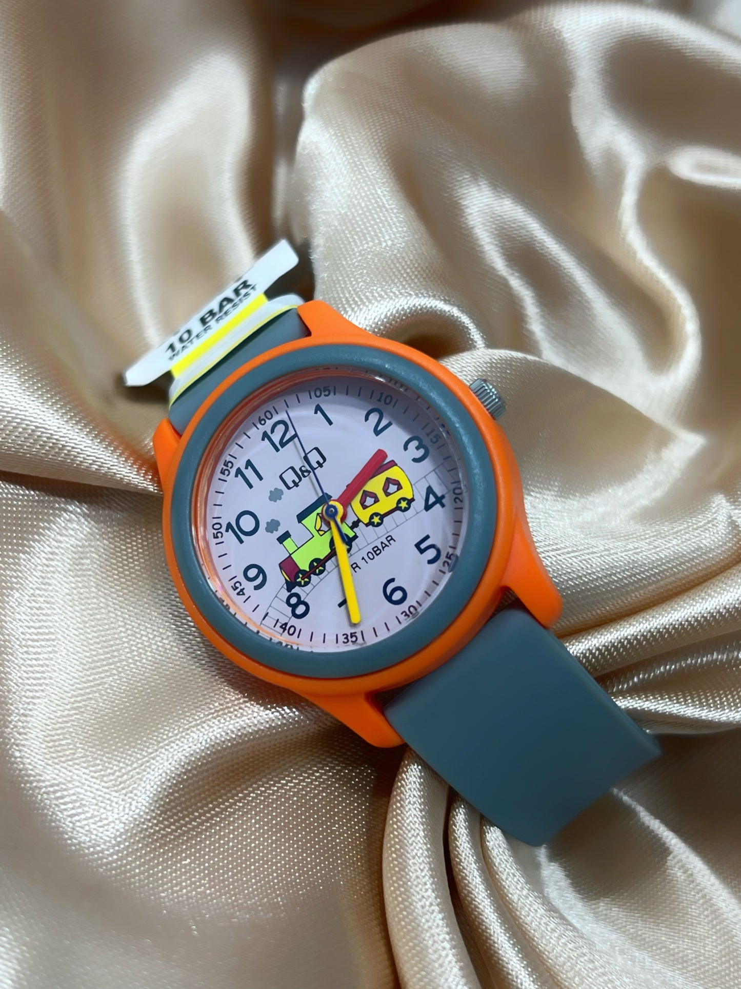 Reloj gris con detalles anaranjados #A63