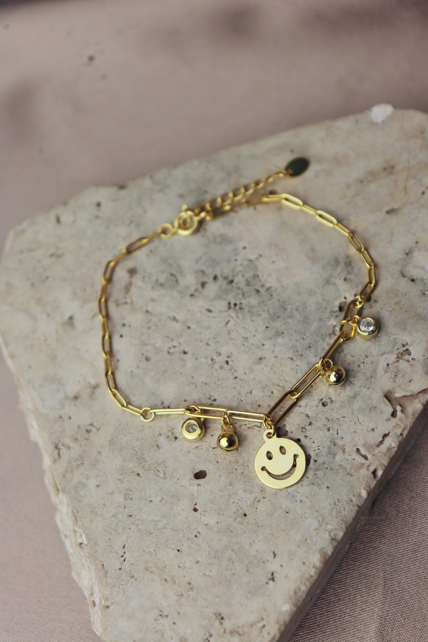 Pulsera con tejido paper clic con dije de carita #131