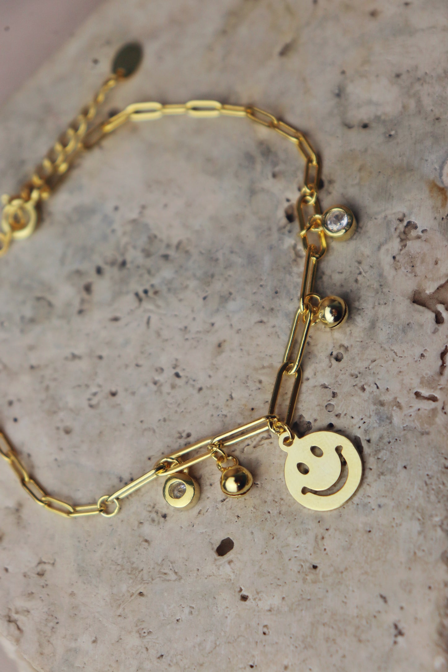 Pulsera con tejido paper clic con dije de carita #131