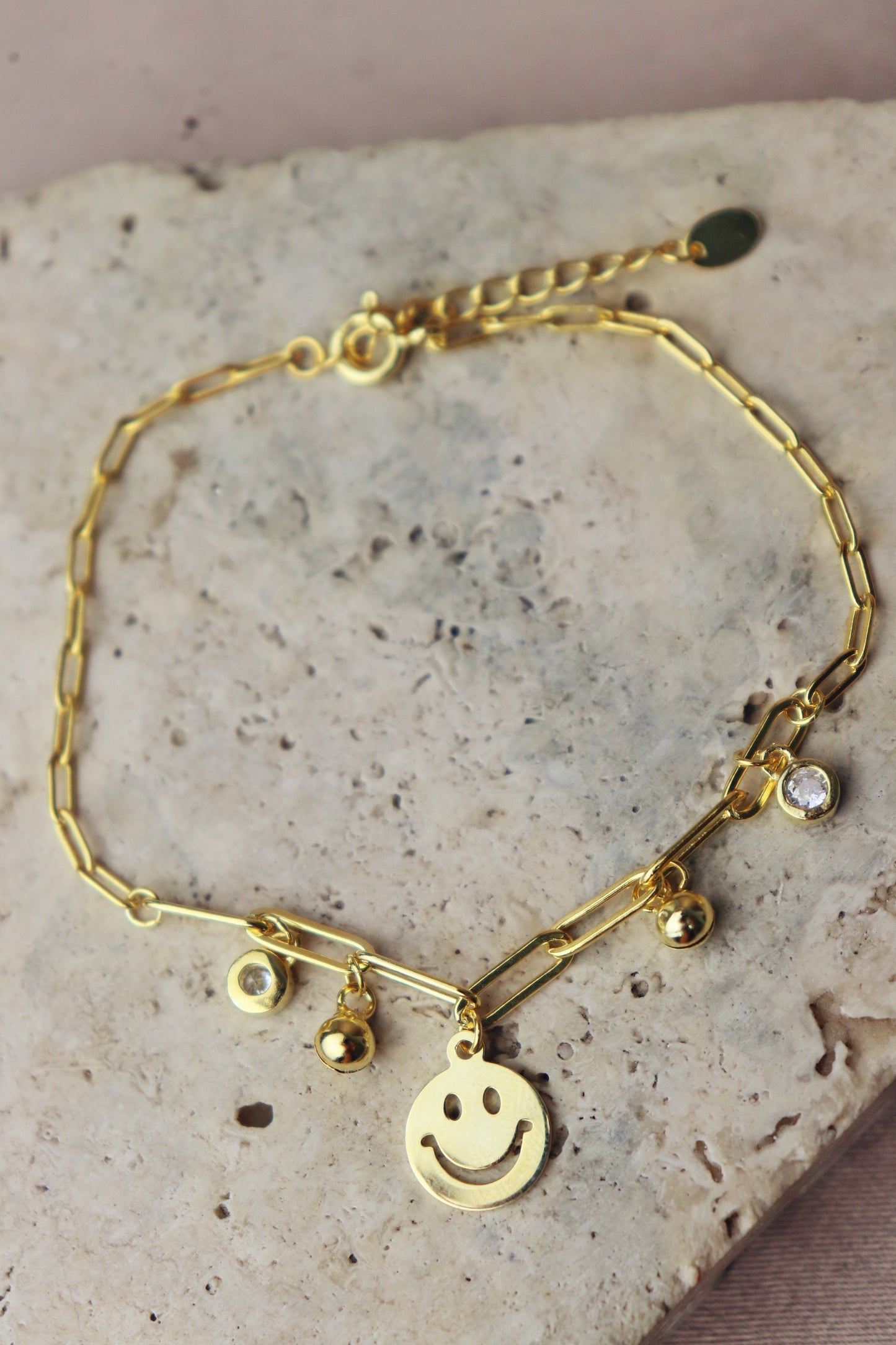 Pulsera con tejido paper clic con dije de carita #131