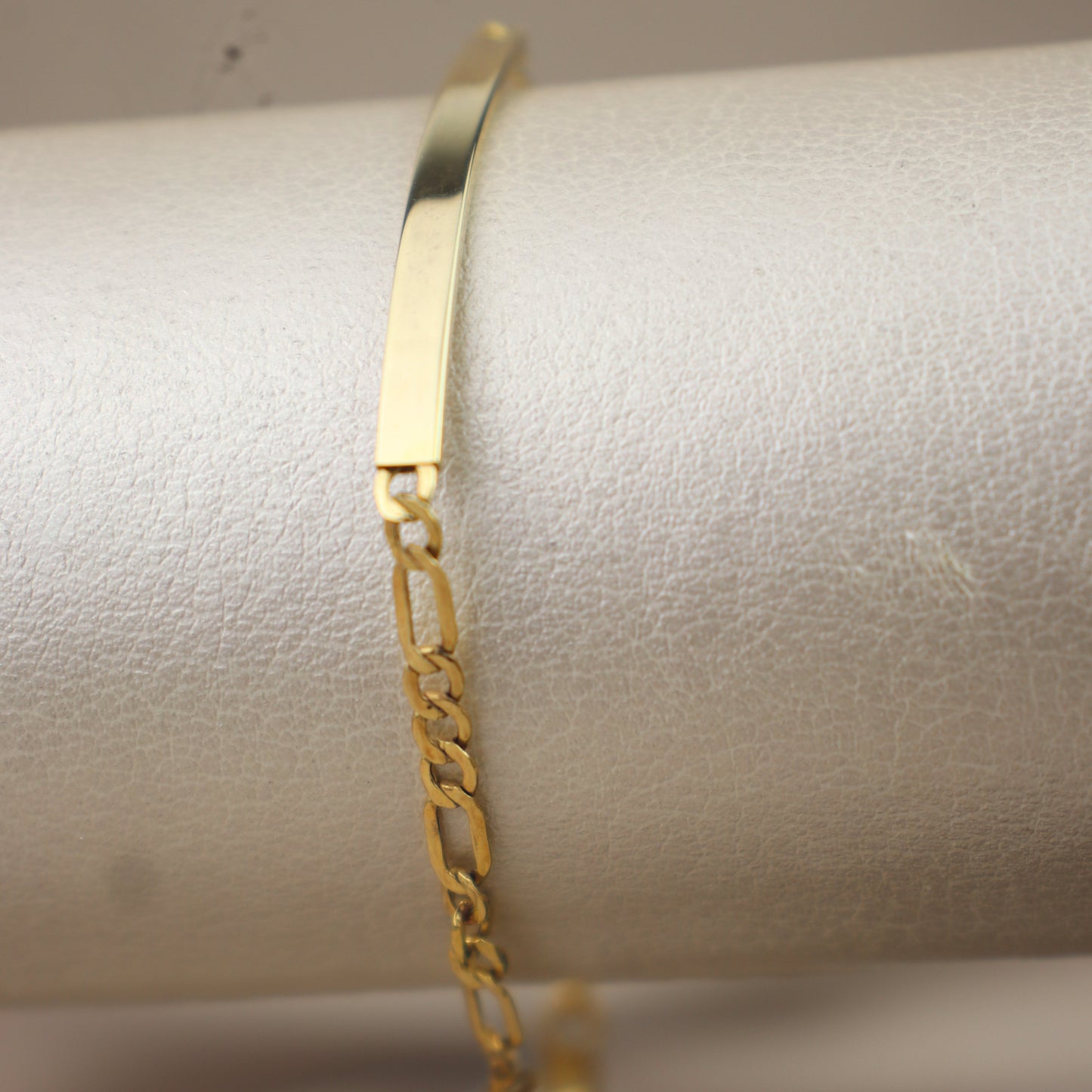 Pulsera fígaro con placa 10k #35