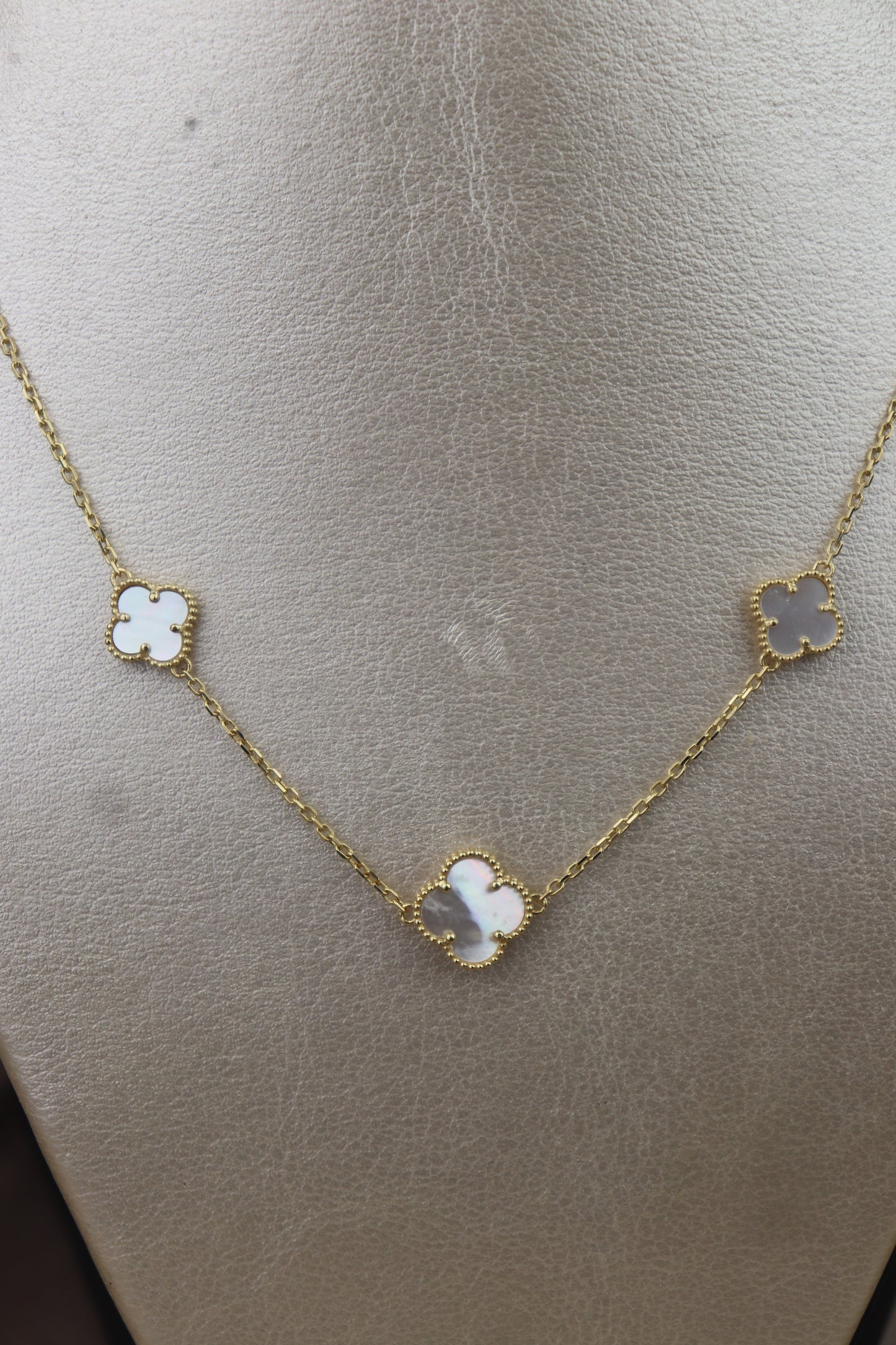 Cadena 3 flores blanca 18k #47