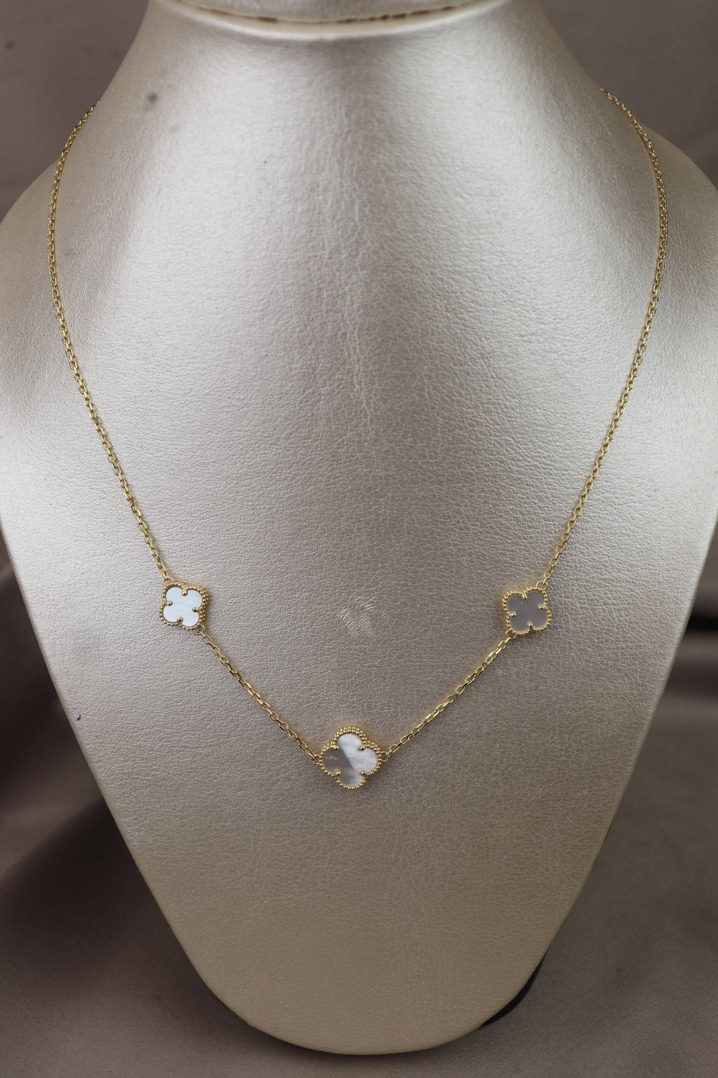 Cadena 3 flores blanca 18k #47