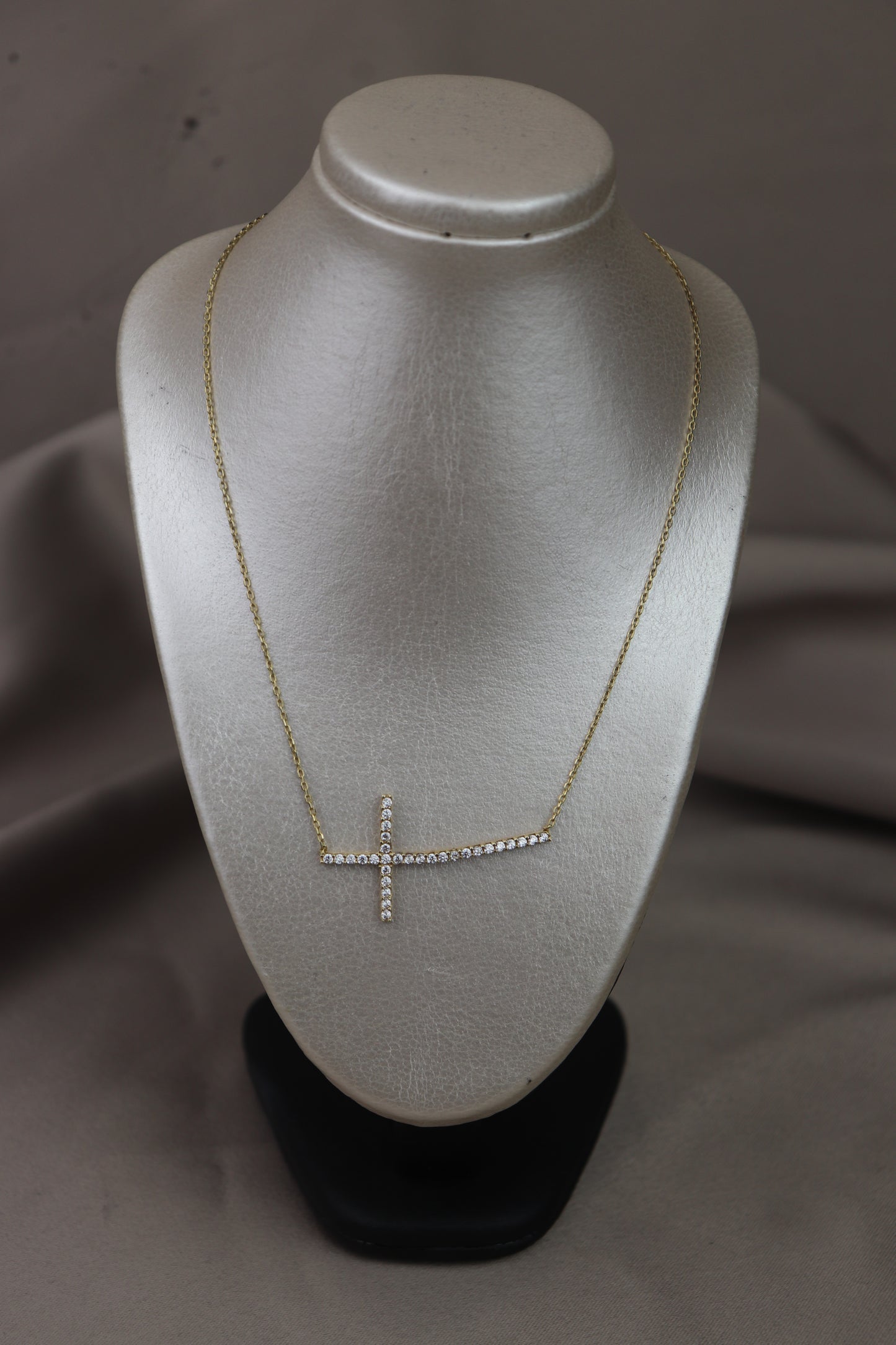 Collar con cruz 10k #67