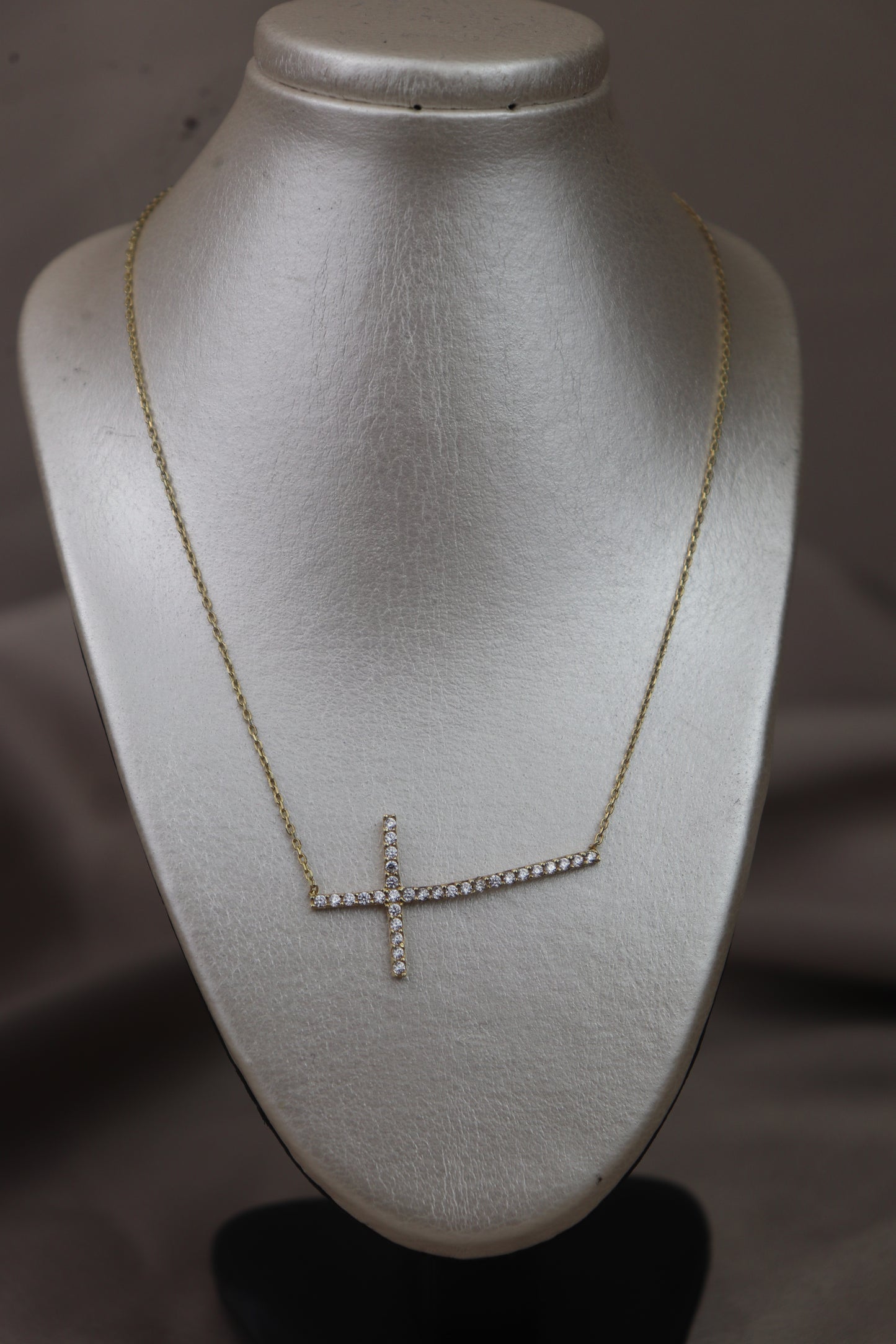 Collar con cruz 10k #67