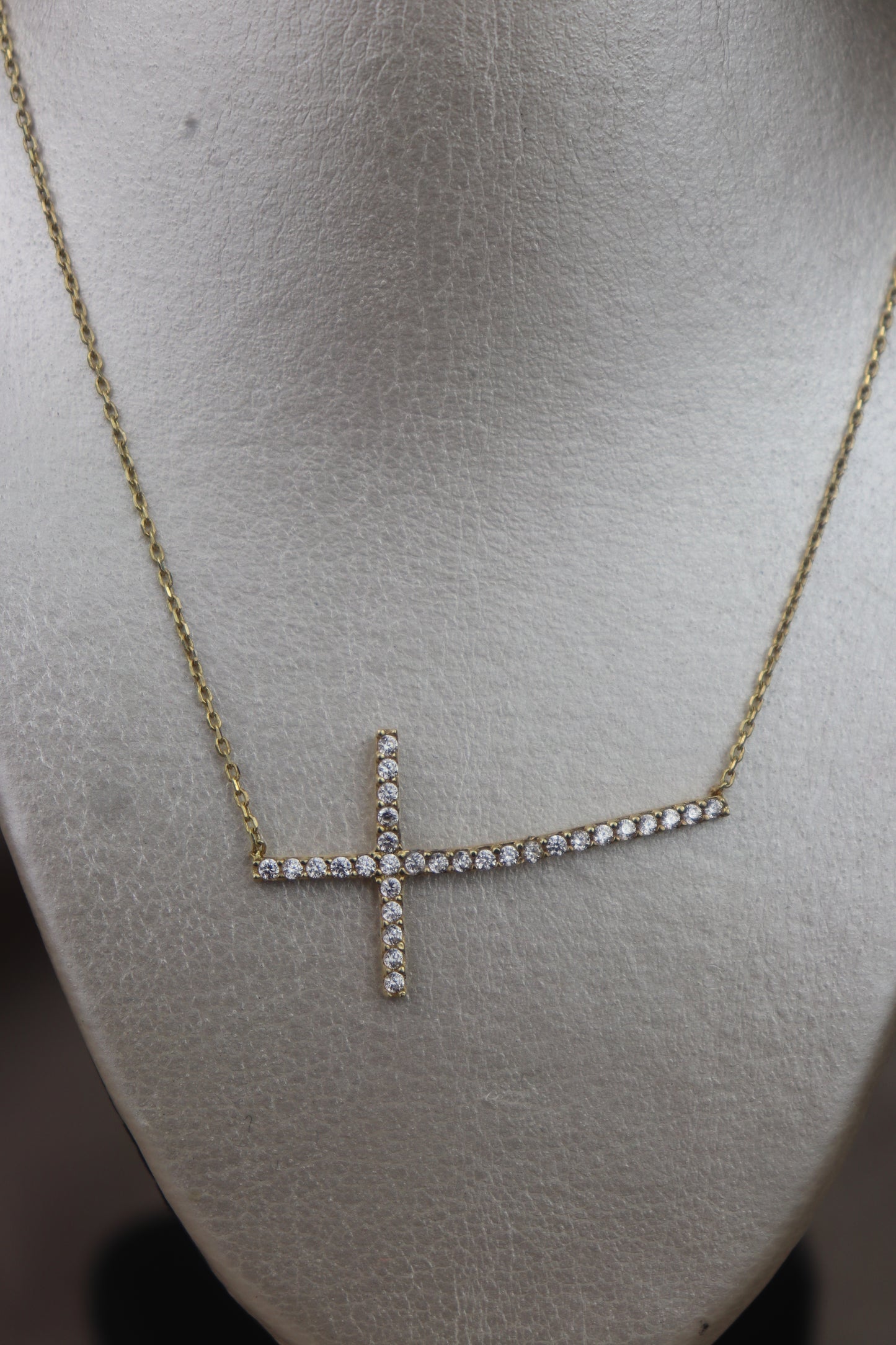 Collar con cruz 10k #67
