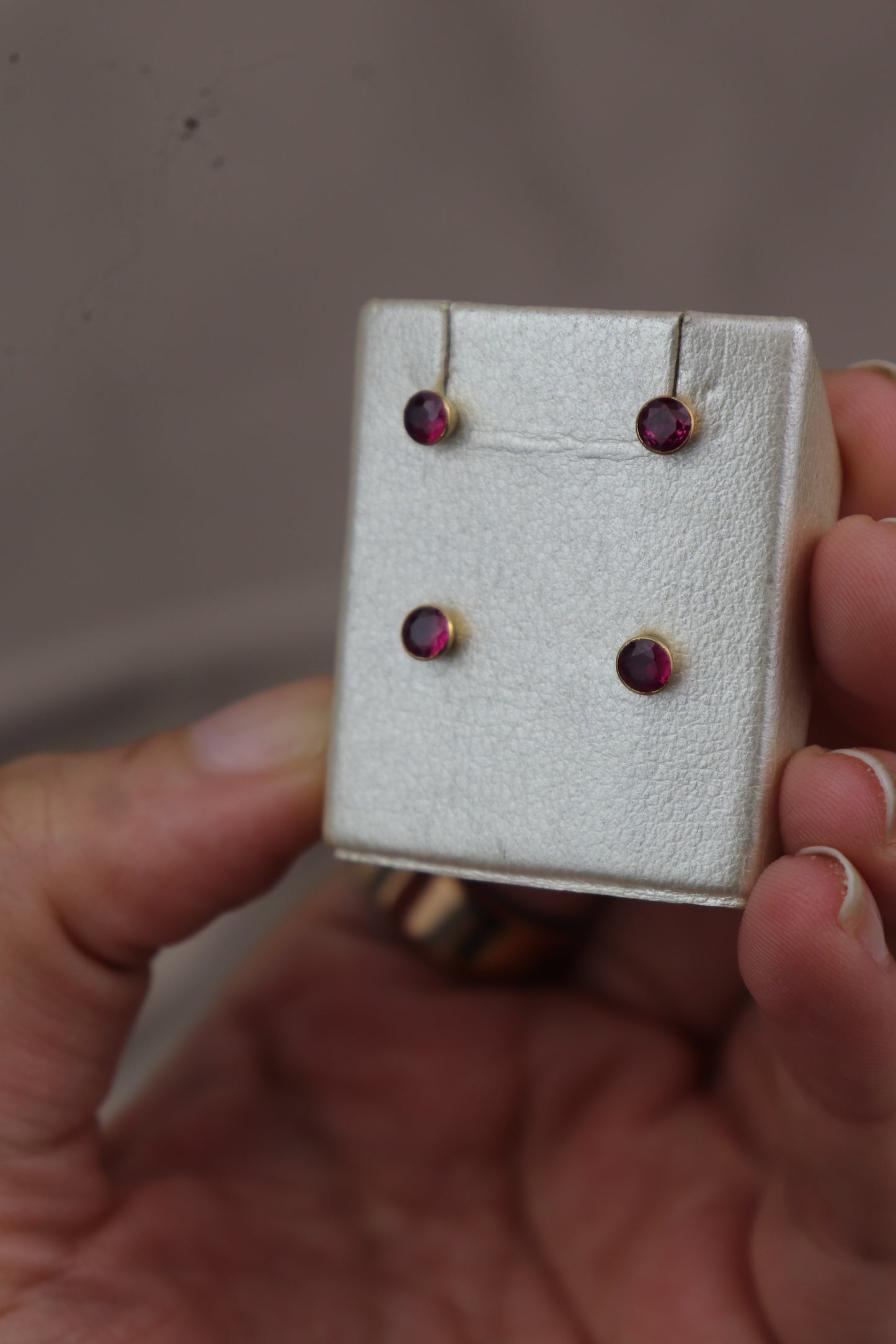 Stud de oro fucsia 10k #89