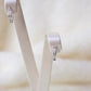 Huggies en oro blanco de 14K con diamantes#01