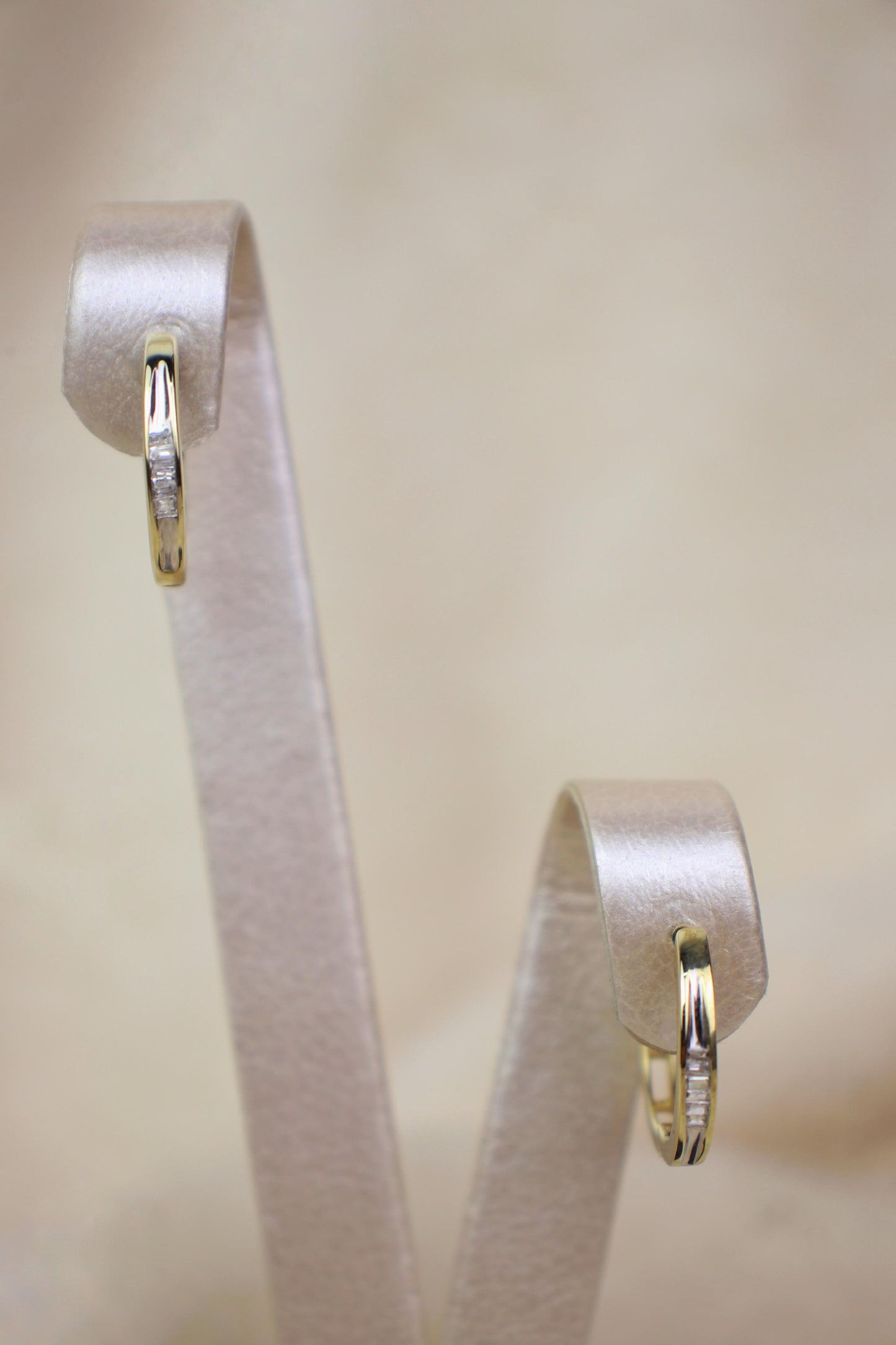 Huggies en oro amarillo de 14K con diamantes#04
