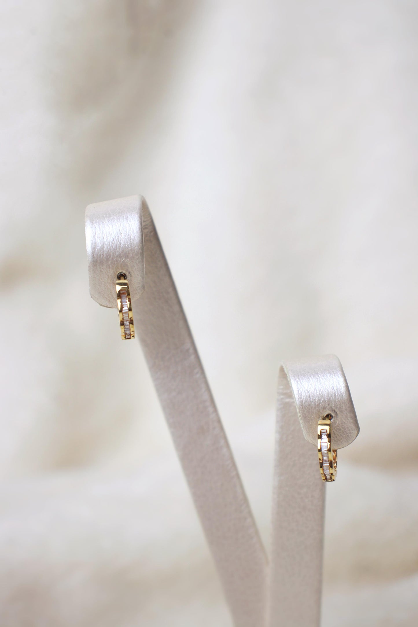 Huggies de diamantes en 18K#06