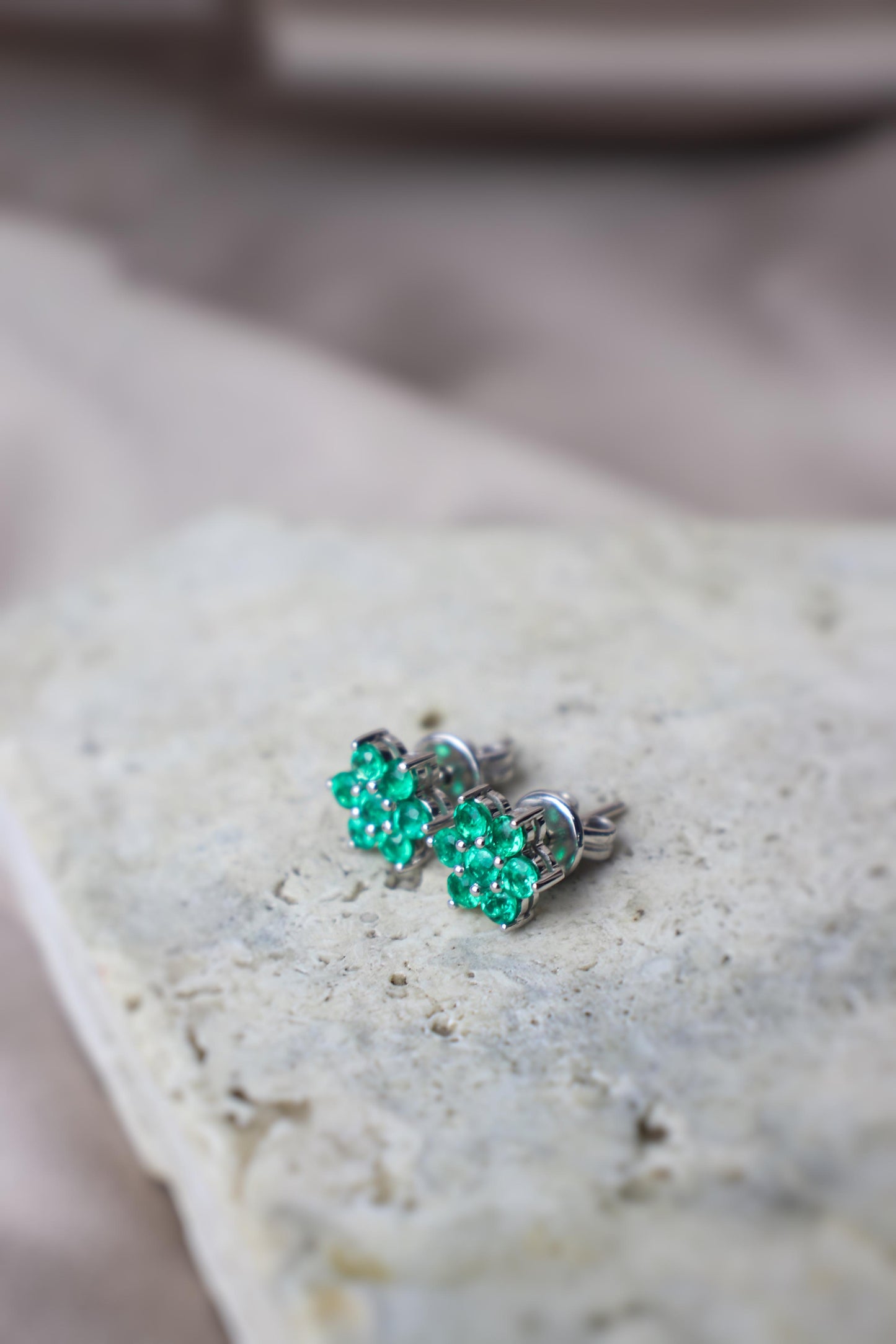 Aretes de oro de 18K flor de esmeralda#12