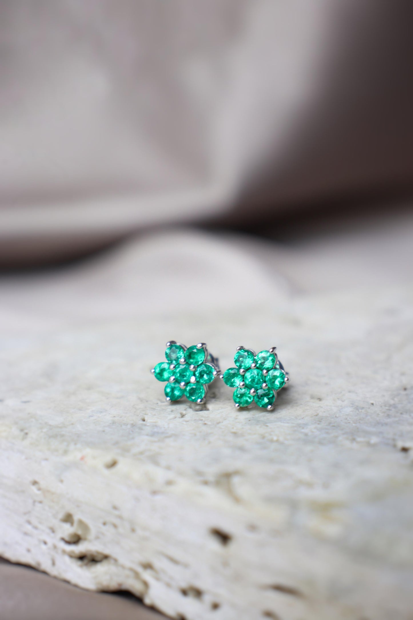 Aretes de oro de 18K flor de esmeralda#12