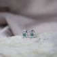 Aretes en oro blanco con esmeraldas y diamantes en forma de flor#08