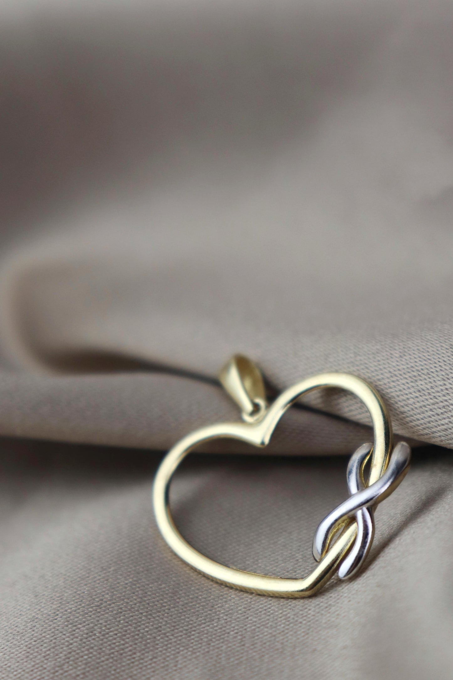 Dije de corazón con detalle en oro blanco #21
