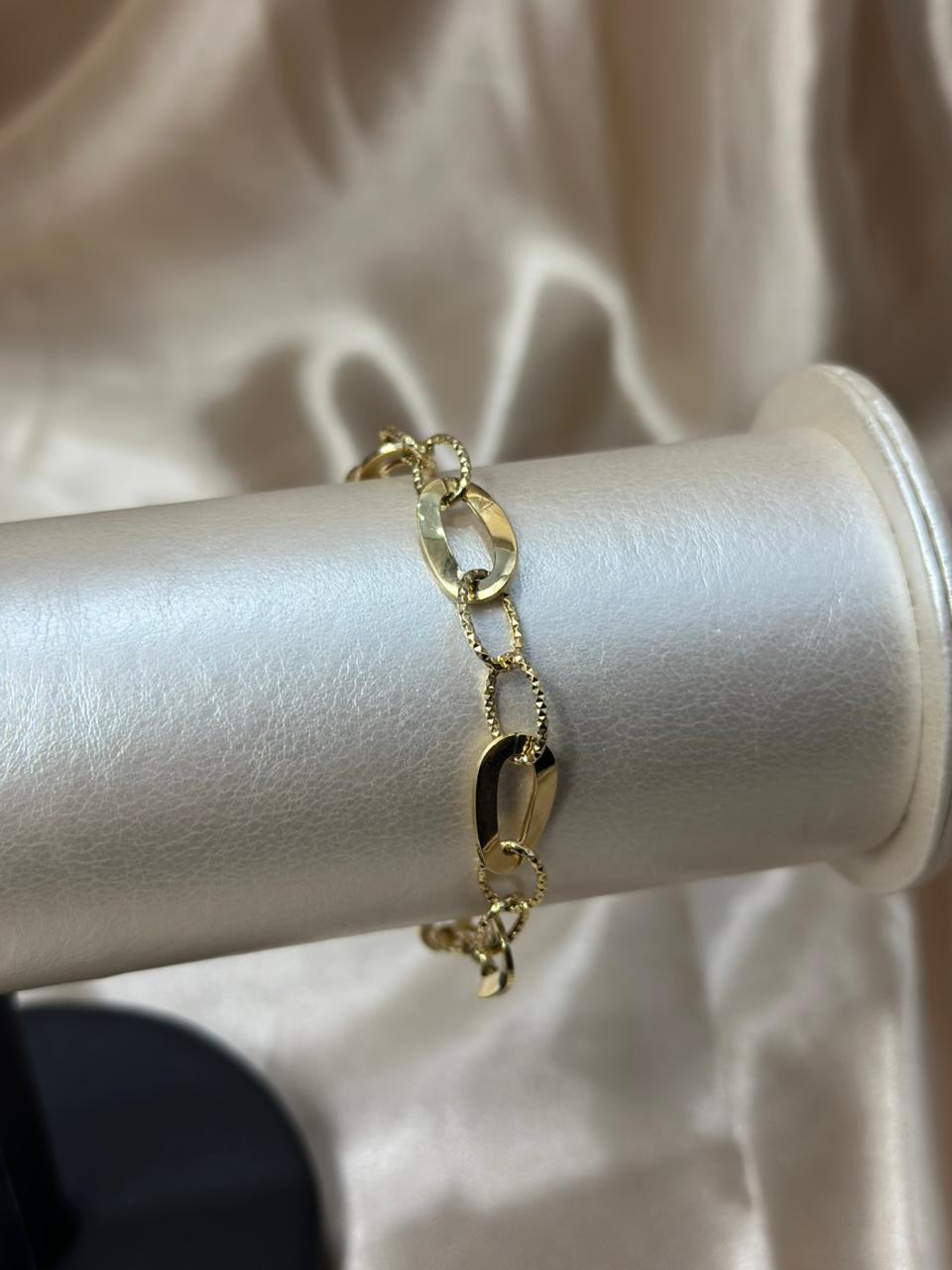 Pulsera diferente 18k #A25