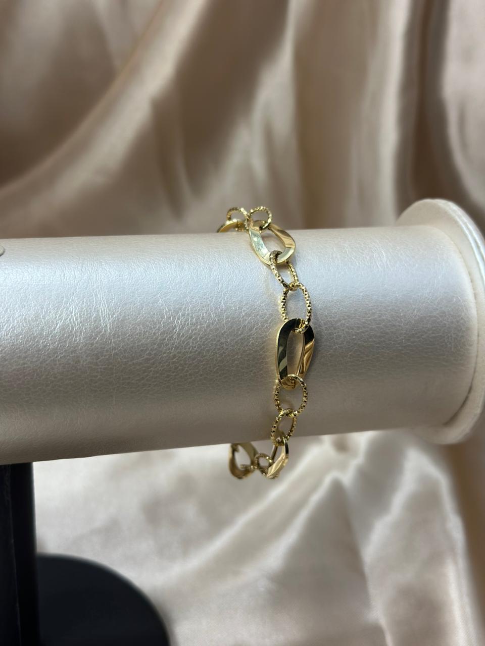 Pulsera diferente 18k #A25